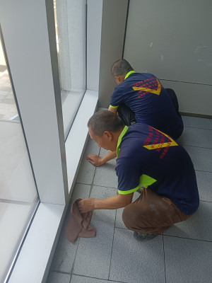 南京伊洁特斯环境科技有限公司承接南京华贸中心室外毛面砖深沉清洁防护项目