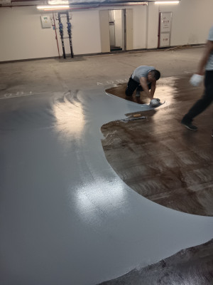 镇江河南商会常务副会长单位南京伊洁特斯环境科技有限公司正在修复万达影城地面