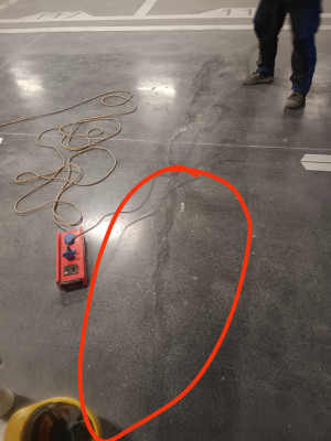 保利地产车库通道金刚砂龟裂纹修复 金刚砂地坪固化项目由南京伊洁特斯公司施工中