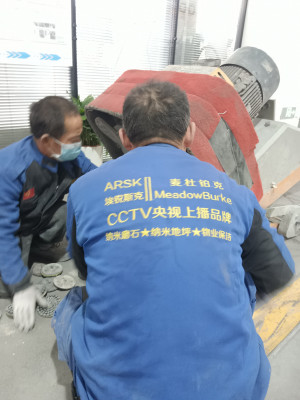 南京机场办公室金刚砂龟裂纹修补修复项目由南京伊洁特斯环境科技有限公司施工中