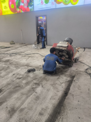 北京建工观贤阁太仓车库地坪固化及龟裂纹修复项目由南京伊洁特斯环境科技有限公司施工中