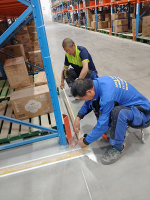 杭州深国际物流厂库地面裂缝修缮，固化，划线项目由南京伊洁特斯环境科技有限公司施工中