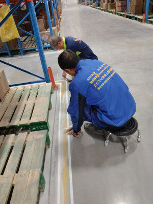 江西阿顺物流厂库地面裂缝修补及固化项目由南京伊洁特斯环境科技有限公司施工中